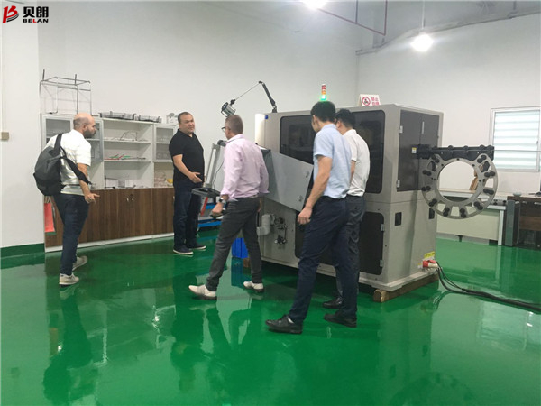 看，又有外國客戶參觀貝朗鋼絲鐵絲折彎機